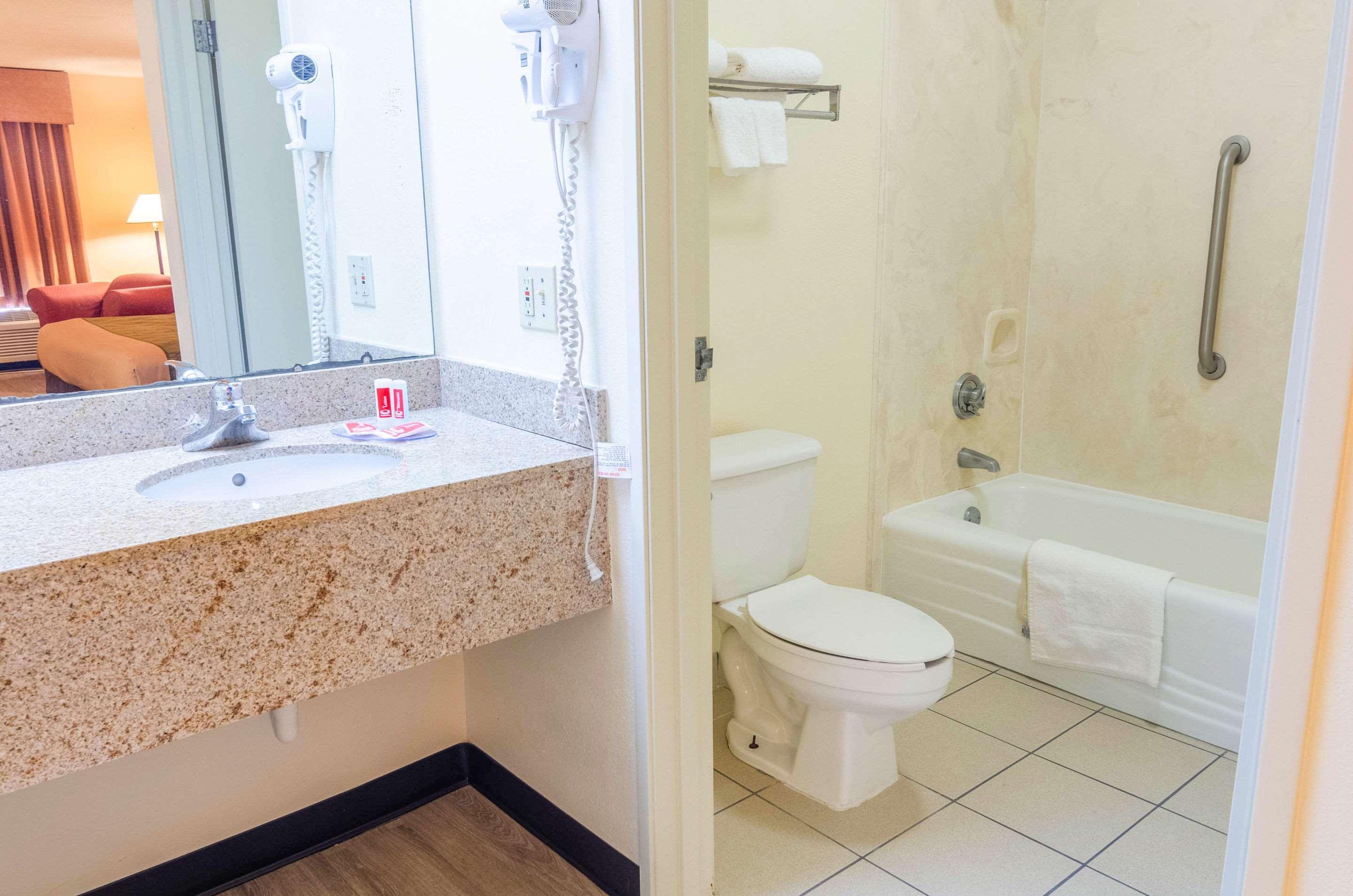 Econo Lodge Inn & Suites Gulfport Eksteriør billede